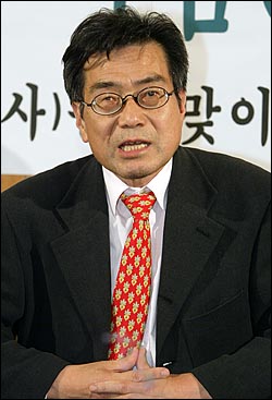 37년 만의 귀국 속감을 밝히는 송두율 교수. 